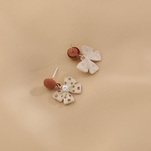 Ženske naušnice s trakom na točkice