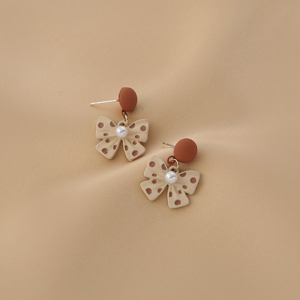 Ženske naušnice s trakom na točkice