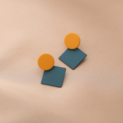 Дамски обици къс изичстен модел