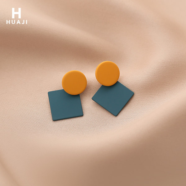 Дамски обици къс изичстен модел