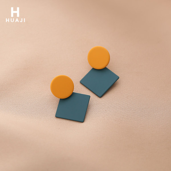 Дамски обици къс изичстен модел