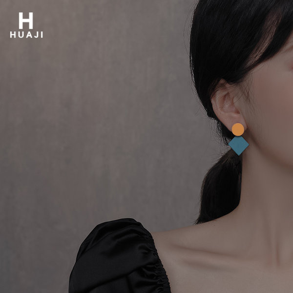 Дамски обици къс изичстен модел