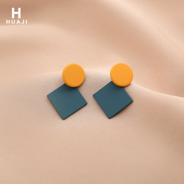 Дамски обици къс изичстен модел