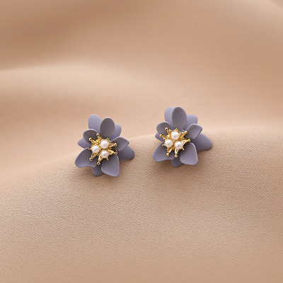 Модерни обеци с перли в лилав цвят