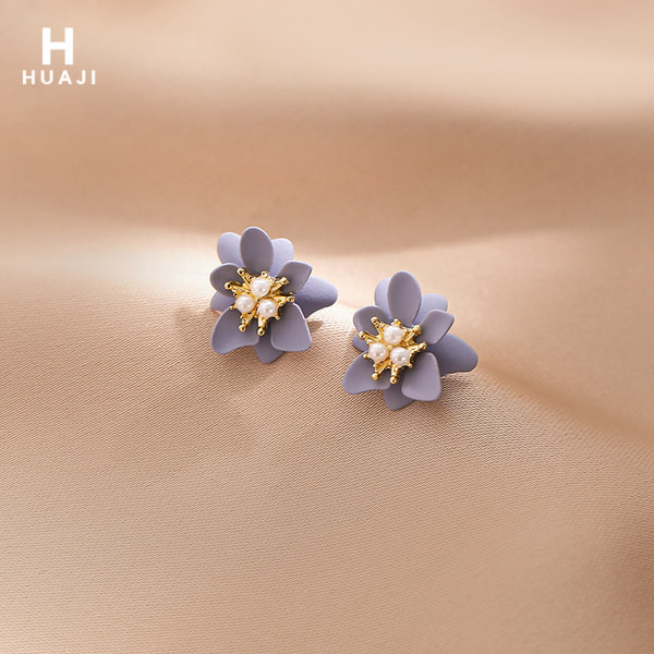 Модерни обеци с перли в лилав цвят