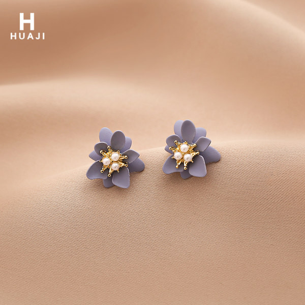 Модерни обеци с перли в лилав цвят