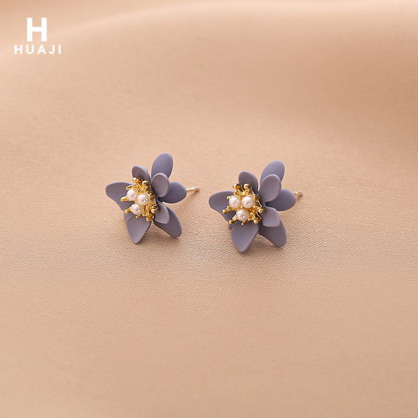 Модерни обеци с перли в лилав цвят