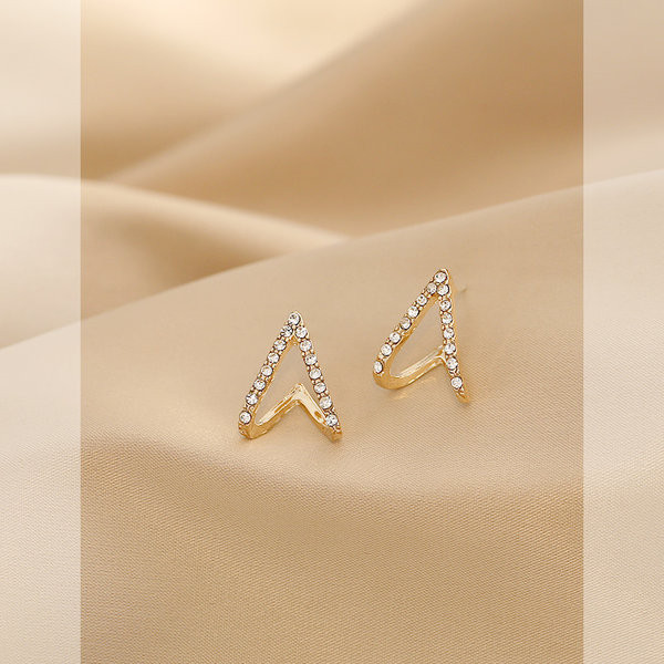 Малки дамски обеци с декорация камъни