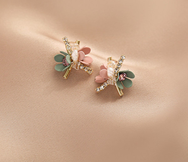 Модерни обеци с цветя и камъни 