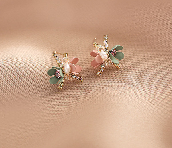 Модерни обеци с цветя и камъни 