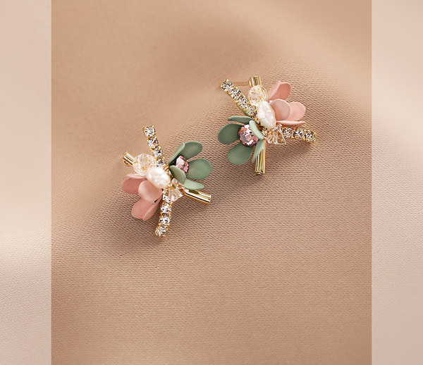 Модерни обеци с цветя и камъни 