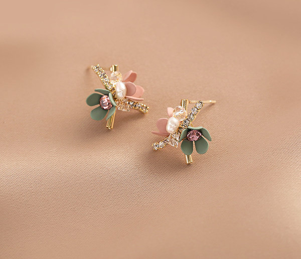 Модерни обеци с цветя и камъни 