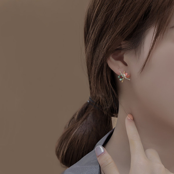 Модерни обеци с цветя и камъни 