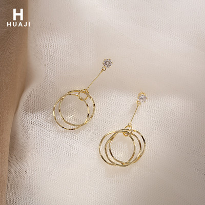 Нов модел златисти обеци с камък