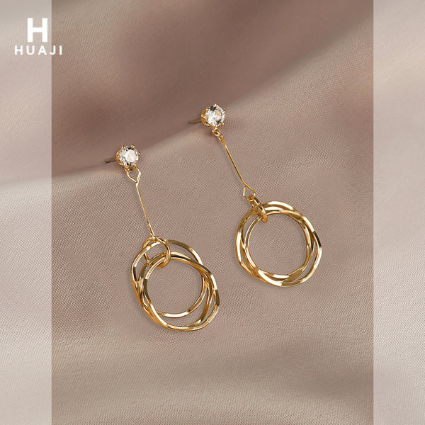 Нов модел златисти обеци с камък