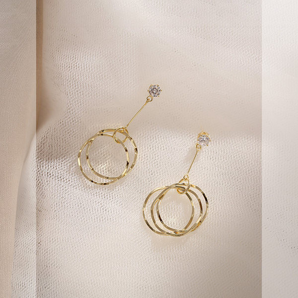 Нов модел златисти обеци с камък