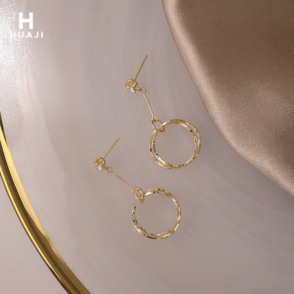 Нов модел златисти обеци с камък