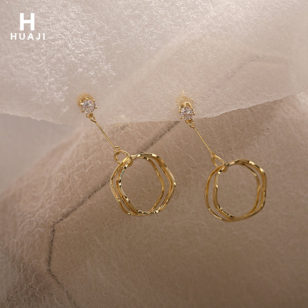 Нов модел златисти обеци с камък