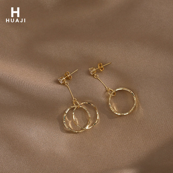 Нов модел златисти обеци с камък