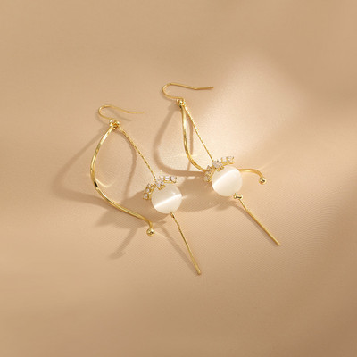 Μοντέρνα γυναικεία σκουλαρίκια σε χρυσό χρώμα - με πέρλες