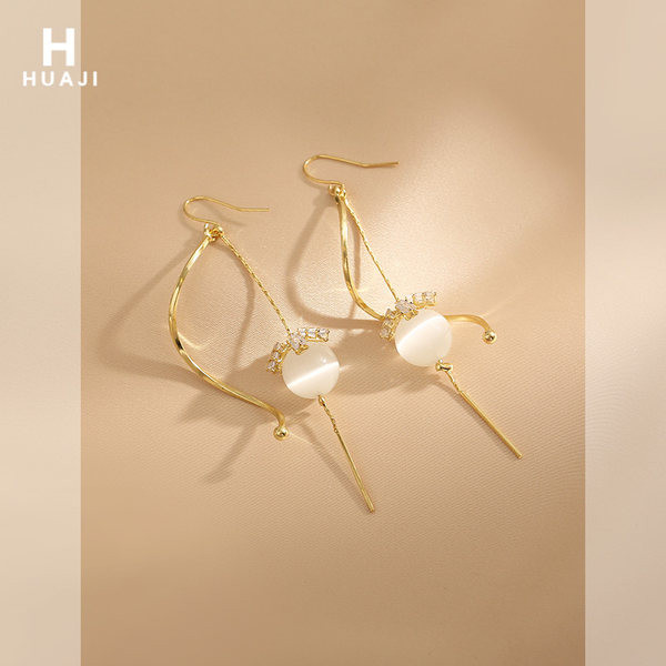 Μοντέρνα γυναικεία σκουλαρίκια σε χρυσό χρώμα - με πέρλες