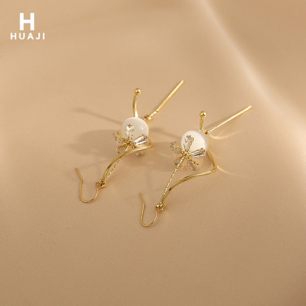 Μοντέρνα γυναικεία σκουλαρίκια σε χρυσό χρώμα - με πέρλες