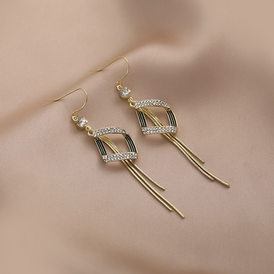 Γυναικεία μακριά σκουλαρίκια με κρεμαστό και διακοσμητικές πέτρες