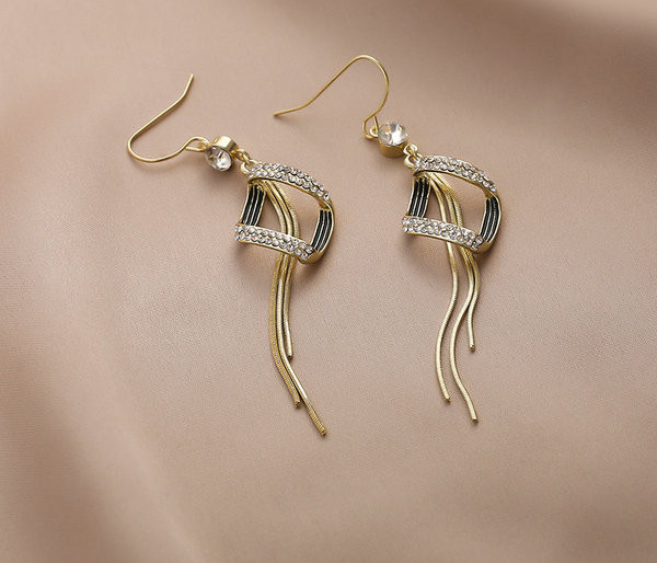 Γυναικεία μακριά σκουλαρίκια με κρεμαστό και διακοσμητικές πέτρες