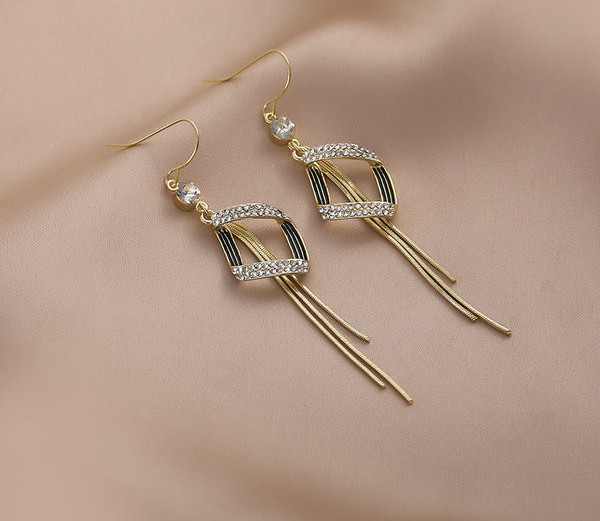 Γυναικεία μακριά σκουλαρίκια με κρεμαστό και διακοσμητικές πέτρες