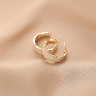 Σύγχρονο μοντέλο γυναικεία κοντά σκουλαρίκια