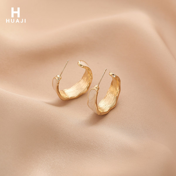 Σύγχρονο μοντέλο γυναικεία κοντά σκουλαρίκια