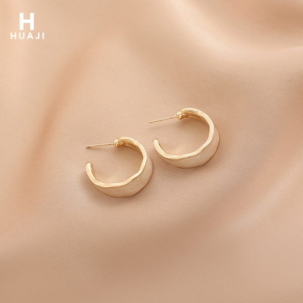 Σύγχρονο μοντέλο γυναικεία κοντά σκουλαρίκια