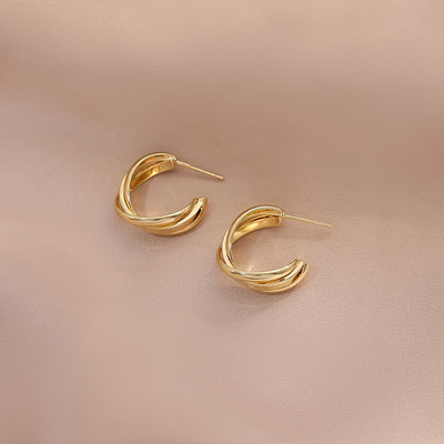 Γυναικεία σκουλαρίκια σε χρυσό χρώμα