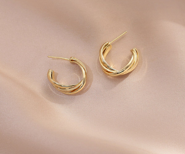 Γυναικεία σκουλαρίκια σε χρυσό χρώμα