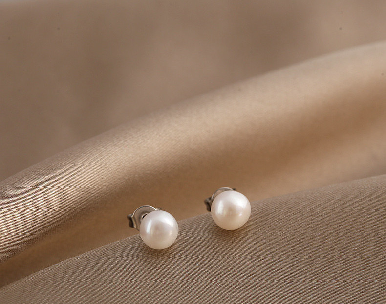 Elegantne kratke ženske biserne naušnice