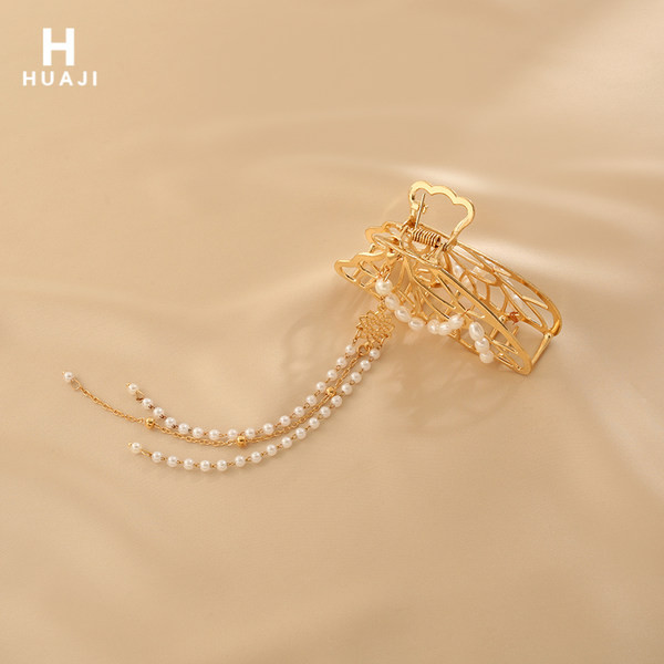 Ženska ukosnica sa bisernim ukrasom - zlatne boje