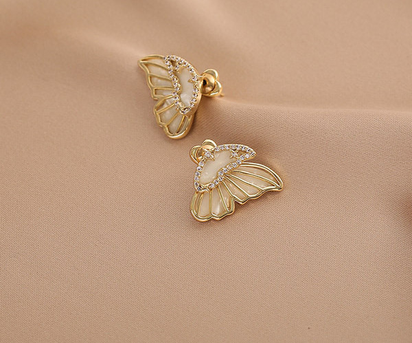 Дамски златисти обеци пеперуди с декоративни камъни
