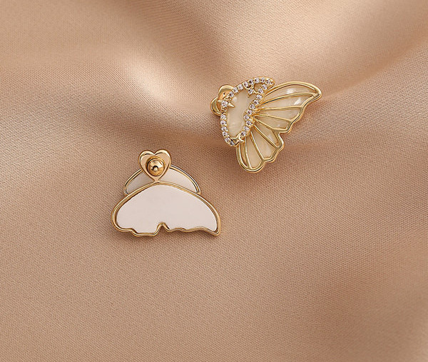 Дамски златисти обеци пеперуди с декоративни камъни