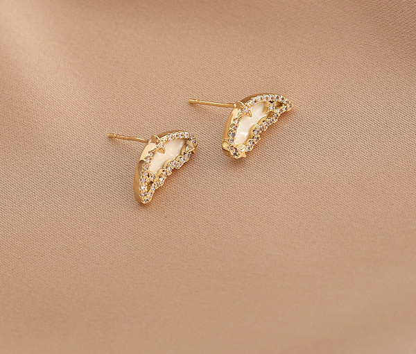 Дамски златисти обеци пеперуди с декоративни камъни