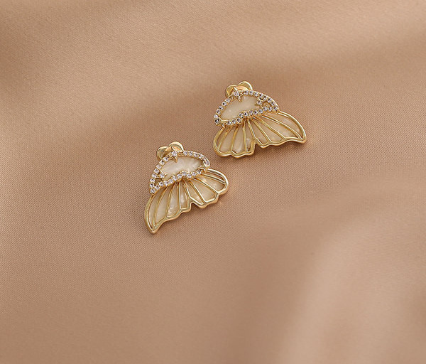 Дамски златисти обеци пеперуди с декоративни камъни