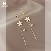 Стилни дамски дълги обици в два модела с цвете