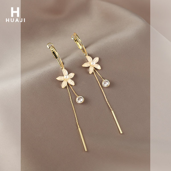 Стилни дамски дълги обици в два модела с цвете