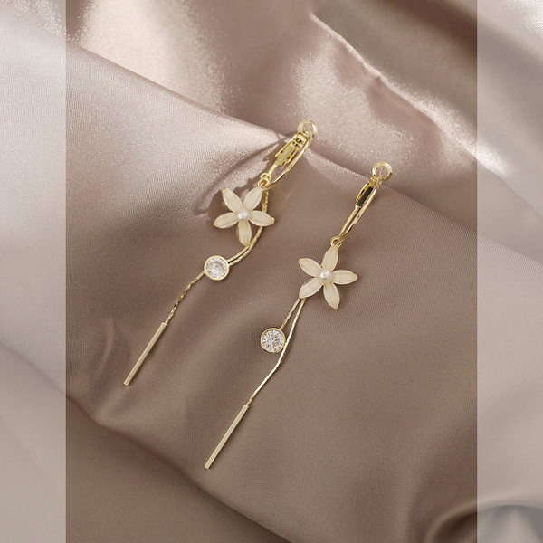 Стилни дамски дълги обици в два модела с цвете