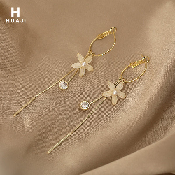 Стилни дамски дълги обици в два модела с цвете