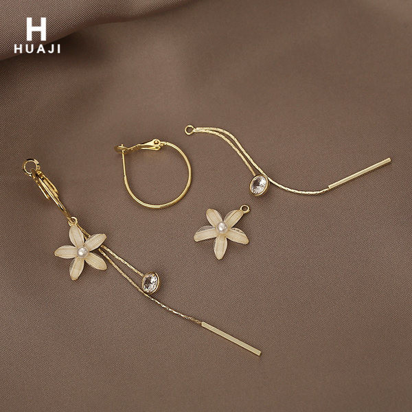 Стилни дамски дълги обици в два модела с цвете