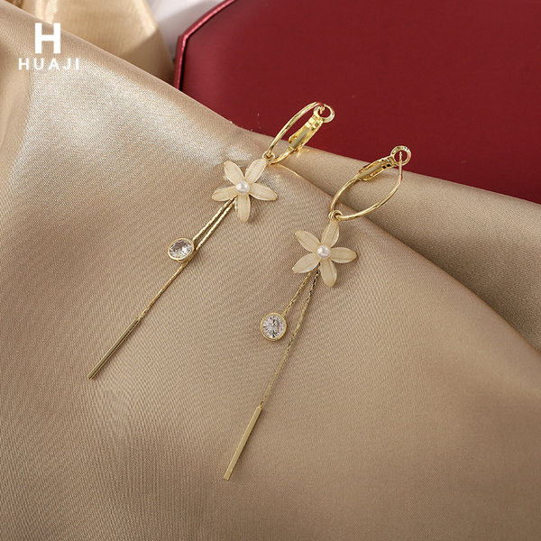 Стилни дамски дълги обици в два модела с цвете