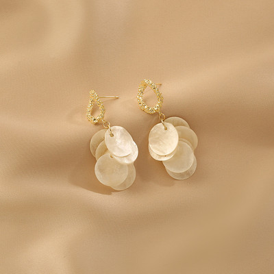 Κομψά γυναικεία κοντά σκουλαρίκια με μενταγιόν