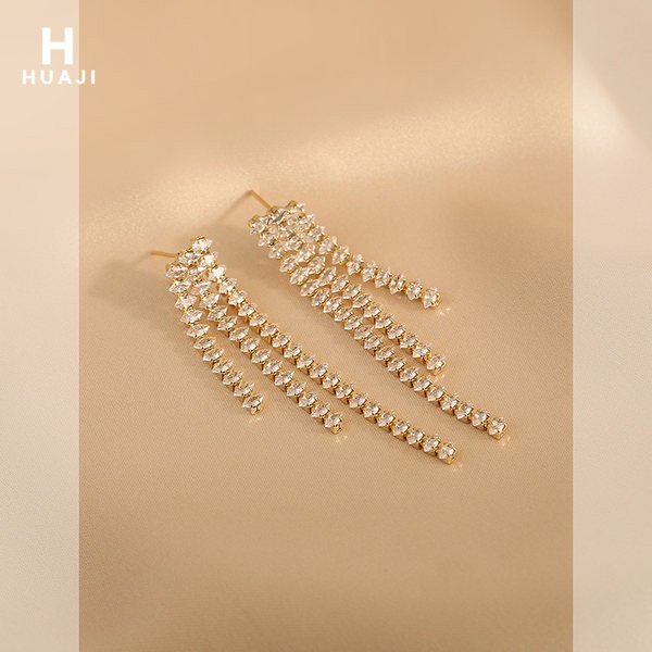 Модерни дамски дълги обици с пискюли и камъни