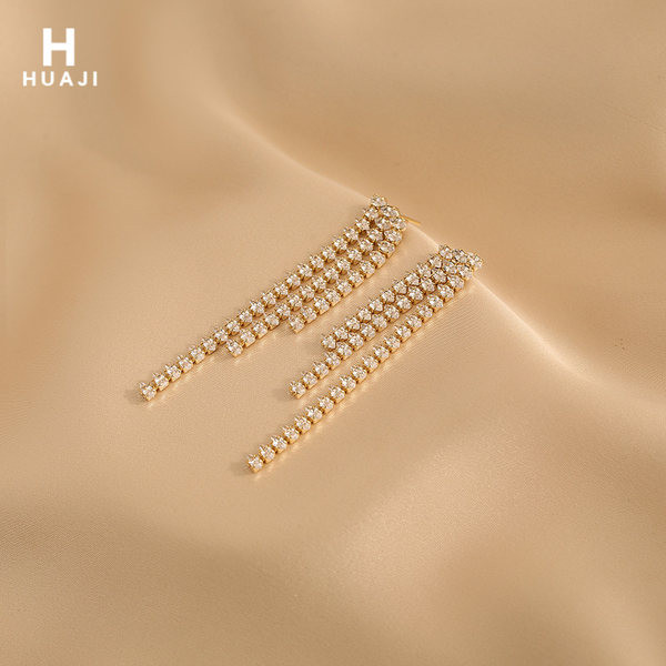 Модерни дамски дълги обици с пискюли и камъни