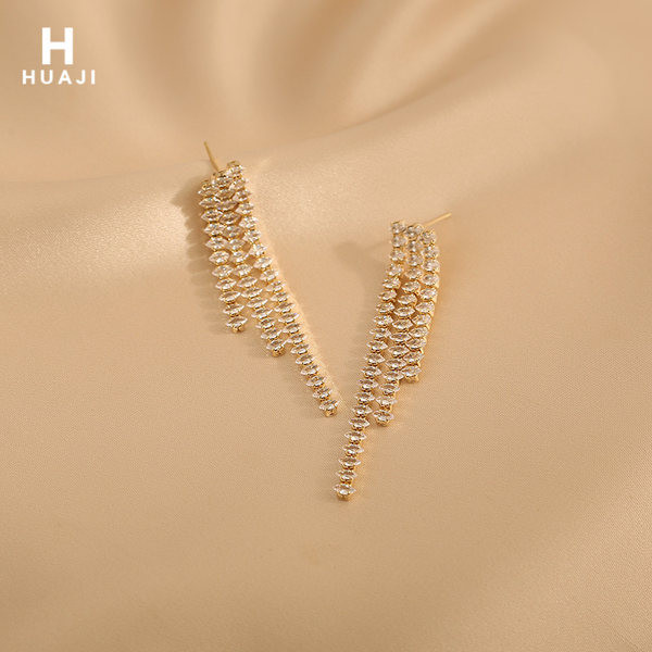 Модерни дамски дълги обици с пискюли и камъни